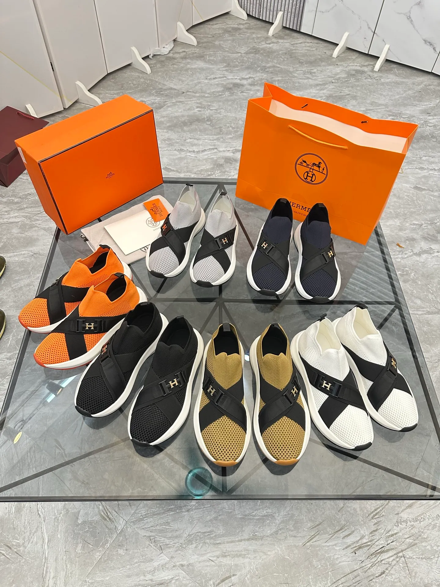 Men's shoes: 💰P620¥ High-end top quality Product trademark: Hermes *"Hermès*" low-top casual shoes Regular size: 38-45 (can be customized to 46) Product materials: Upper imported from the counter original fly weave, breathable lining, cowhide foot pads, original outsole. No.: 001